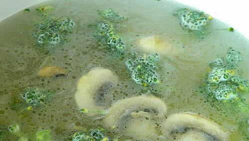 Champignons in die Suppe geben
