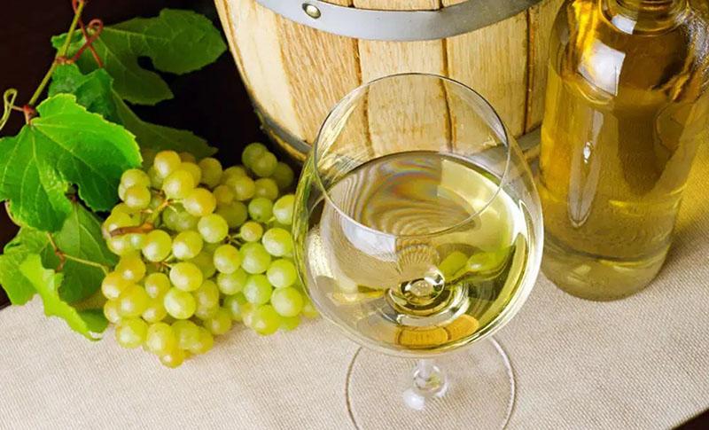 hausgemachter Weißwein aus Trauben zu Hause