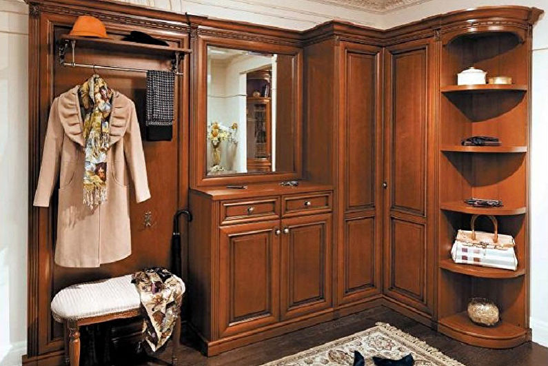 Kotna garderobna omara na hodniku v klasičnem slogu