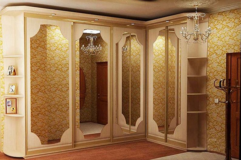 Kotna garderobna omara na hodniku v klasičnem slogu