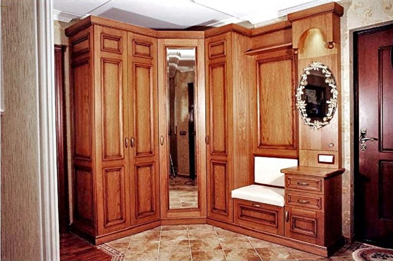 Armário de canto de madeira maciça no corredor