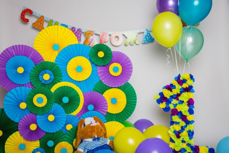 Balões e leques na festa infantil