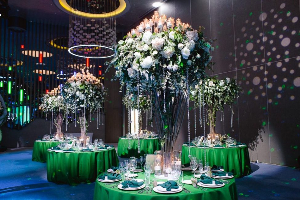 Blomsterdekorasjon til bryllup