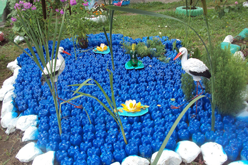 DIY záhradné dekorácie z plastových fliaš