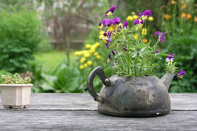 DIY utomhus blomkrukor från rätter