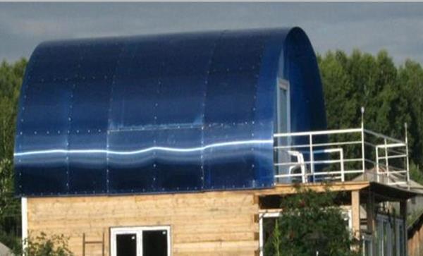 Skleník s polykarbonátovou střechou