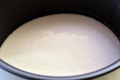 Zucker in einen Slow Cooker gießen