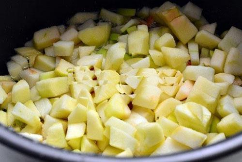 Äpfel in den Slow Cooker geben