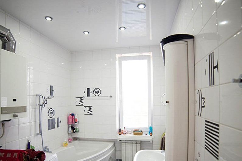 Kúpeľňový dizajn 5 m2 - Stropná dekorácia