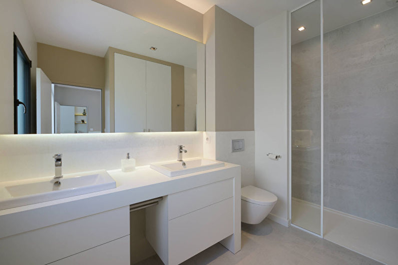 חדר אמבטיה לבן בסגנון מודרני - עיצוב פנים