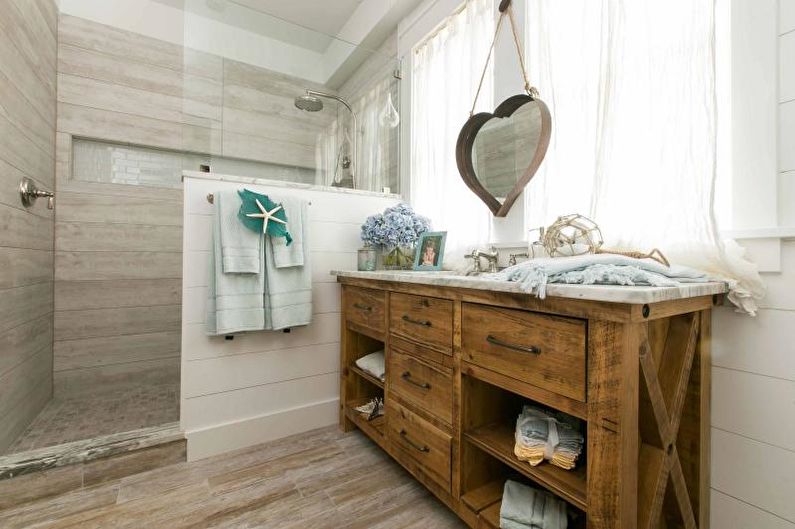 Badrum med duschkabin i nautisk stil