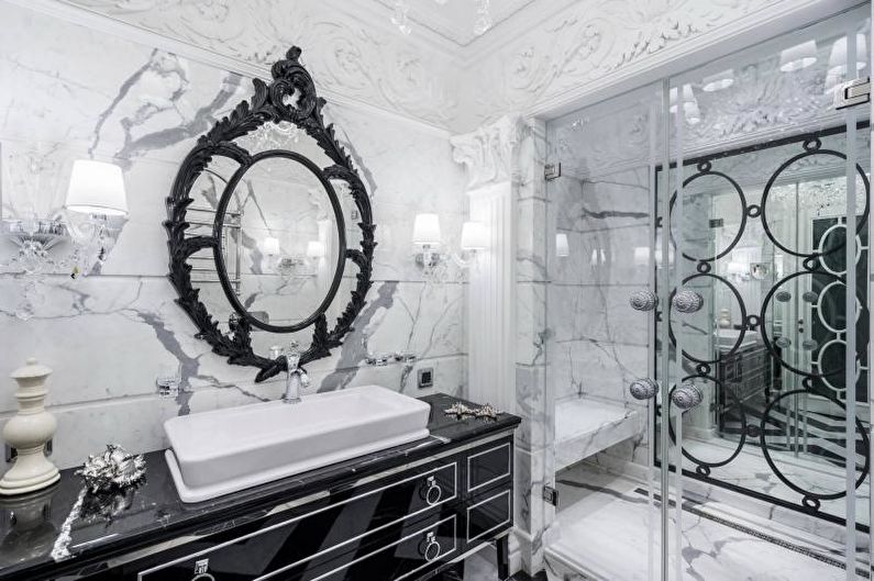 Banheiro clássico com chuveiro