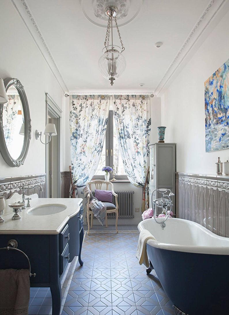 Klasická kúpeľňa - dekor a osvetlenie