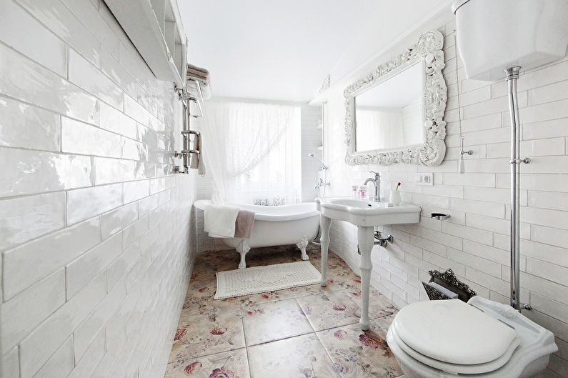חדר אמבטיה לבן בסגנון קלאסי - עיצוב פנים