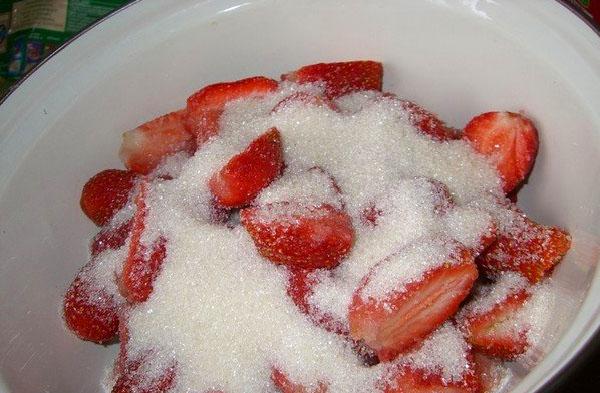 den zweiten Teil der Erdbeeren mit Zucker bedecken