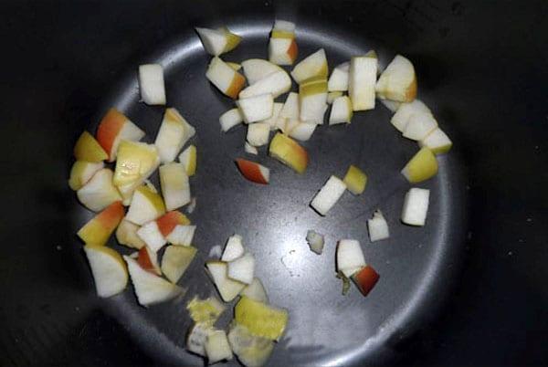 ضع شرائح التفاح في وعاء متعدد الطهي