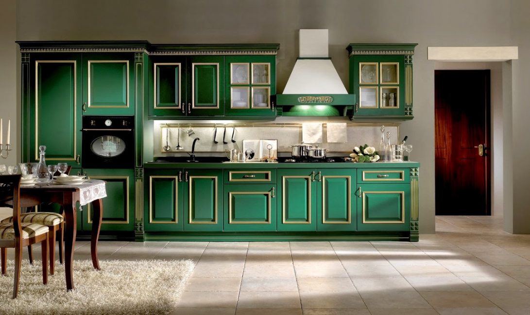 Color verde oscuro en el interior de la cocina.