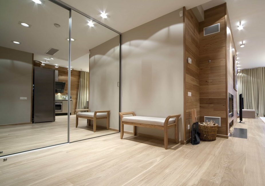 La textura de la madera natural crea un interior moderno e inusual.