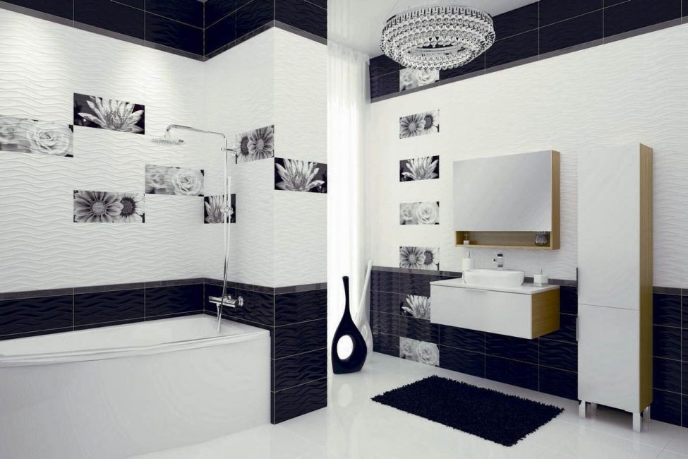 För ett litet badrum är det bättre att välja en monokromatisk komposition.