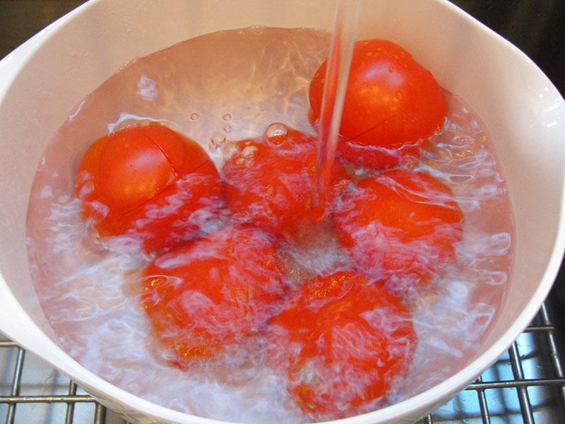 die Tomaten mit kochendem Wasser übergießen