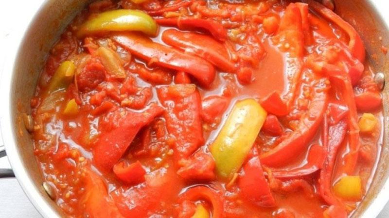 Paprika in Tomatensaft kochen