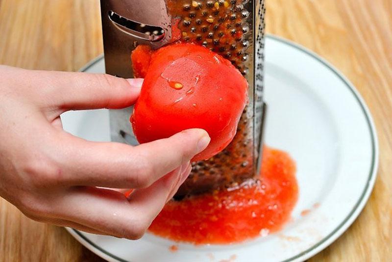 Tomaten reiben