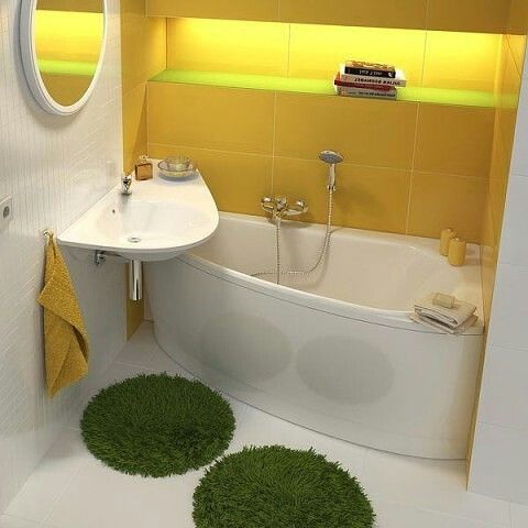 Tonos amarillos incluso en la decoración del baño.