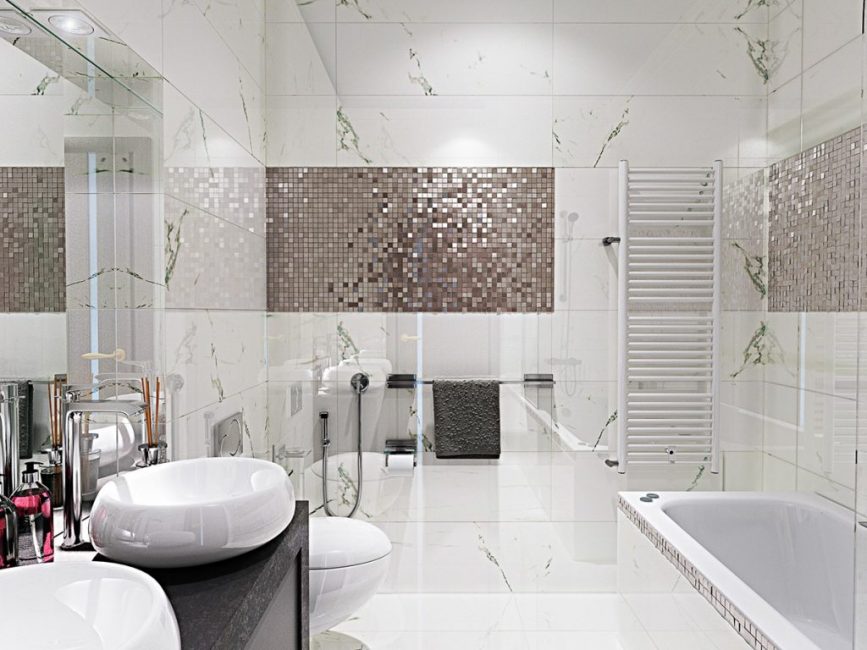 Banheiro claro com mosaicos