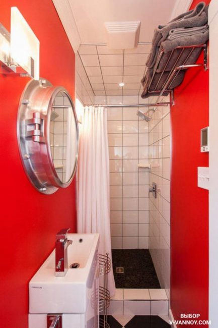 Dos paredes rojas en el baño.