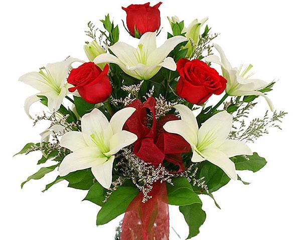 bílé lilie a červené růže
