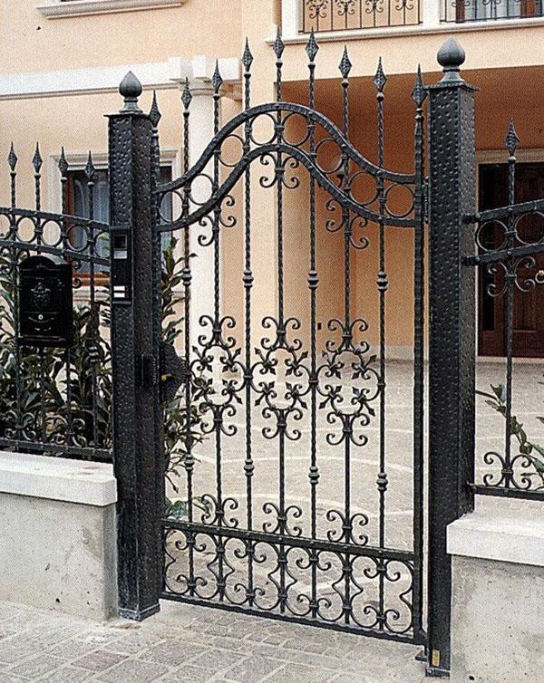 kovaná železná brána a plot