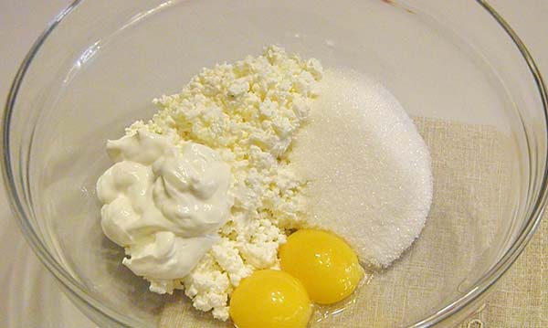 Eier mit Zucker und Hüttenkäse mischen