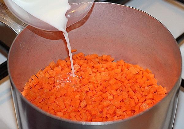 Karotten mit Milch kochen