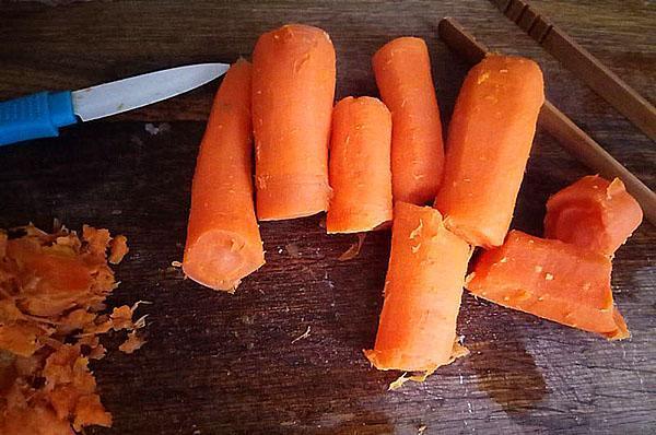 Karotten kochen und schälen