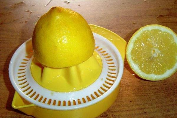 vymačkejte citronovou šťávu