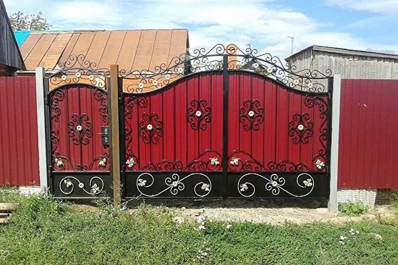 שערים ושערים עשויים קרטון גלי - צילום