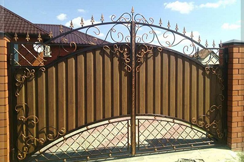 שערים ושערים עשויים קרטון גלי - צילום