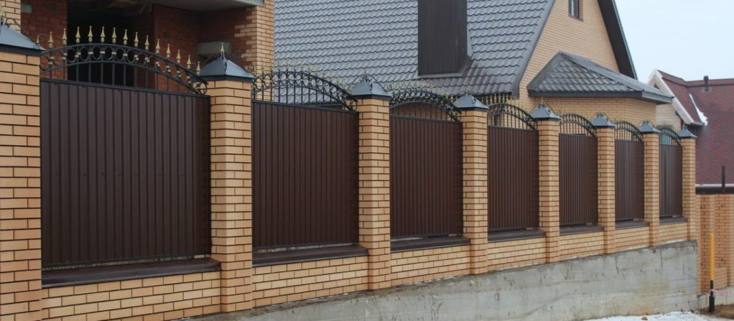 La valla se puede decorar con metal forjado.