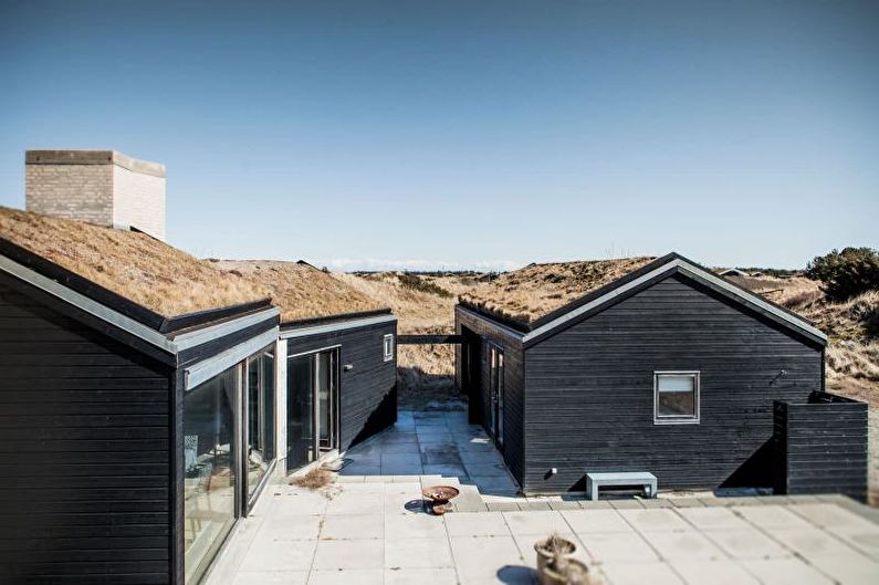 Telhado de uma casa de campo escandinava - foto