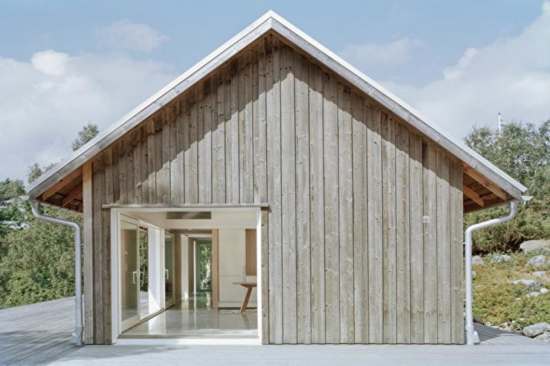 Telhado de uma casa de campo escandinava - foto