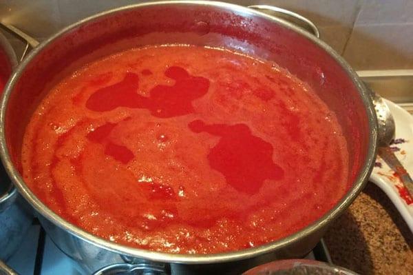 Tomaten mit Zucker und Salz kochen