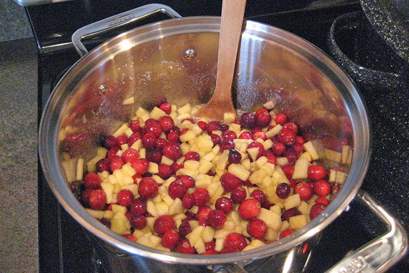 Äpfel mit Preiselbeeren kochen