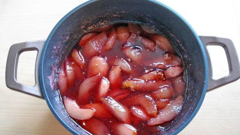 Preiselbeeren und Birnen in Sirup kochen