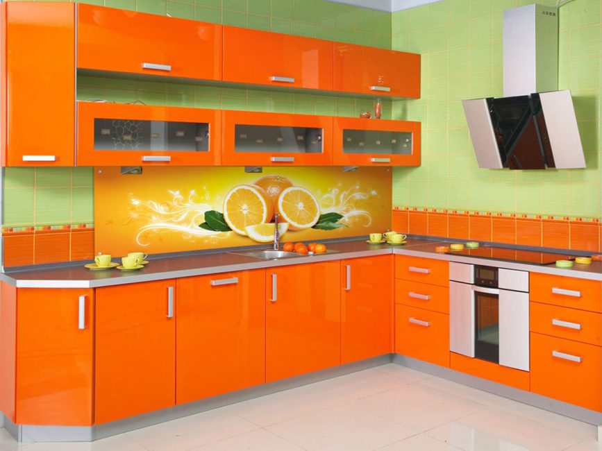 Diferentes tonos de dos colores en habitaciones grandes crean una paleta vibrante