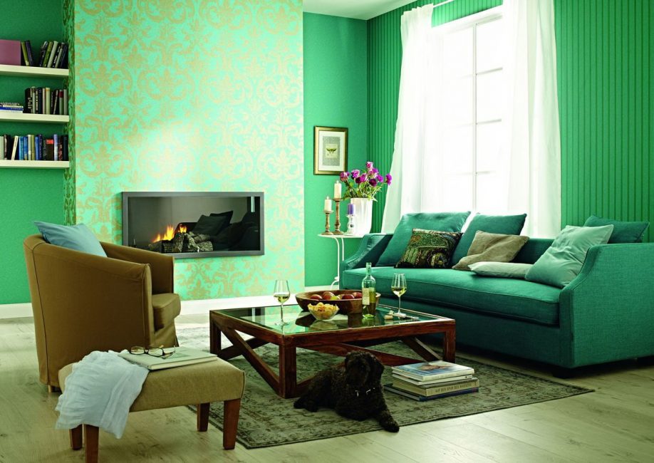 Svetlá obývacia izba v danej farbe