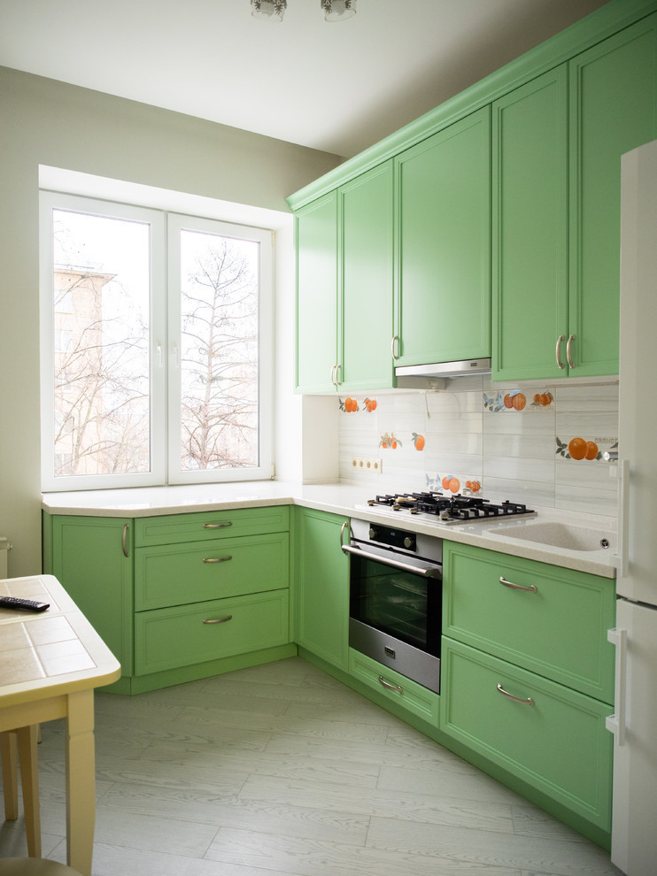 Grön färg i det inre av köket - foto