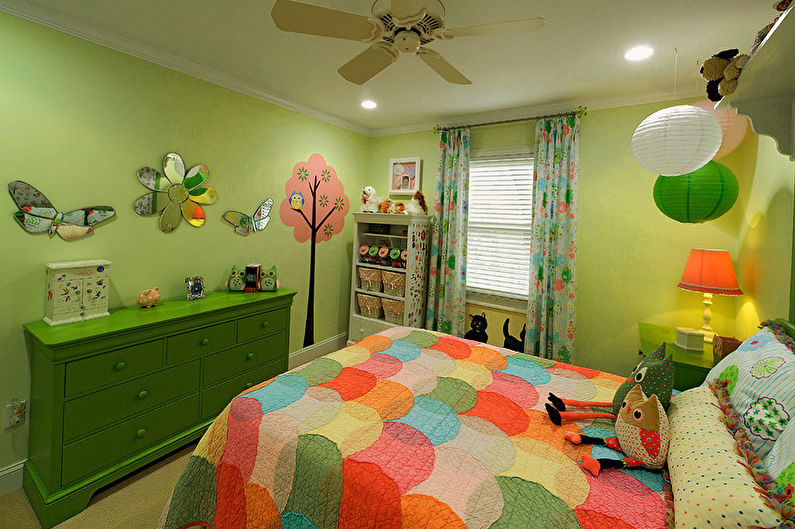 Grønn farge i det indre av barnerommet - foto