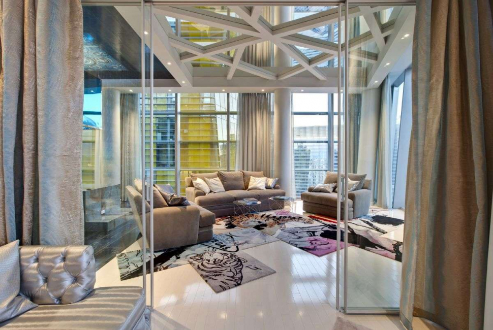 Speglar i taket ökar visuellt utrymmet i rummet