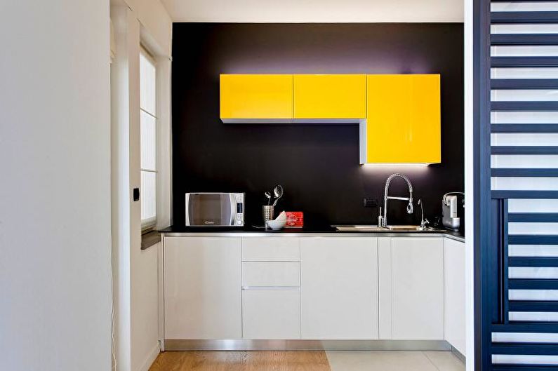 Malý žltý dizajn kuchyne