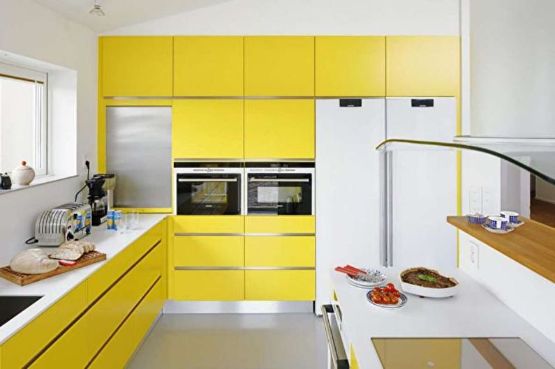 Kjøkkeninnredning i gul farge - foto